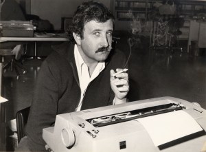 Idaz makinaren aurrean